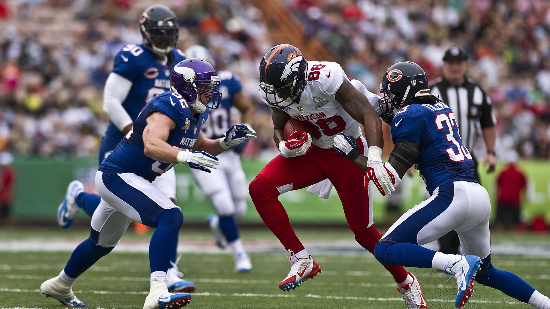 “高新体育中心：羽毛球选手们上演极限对决”