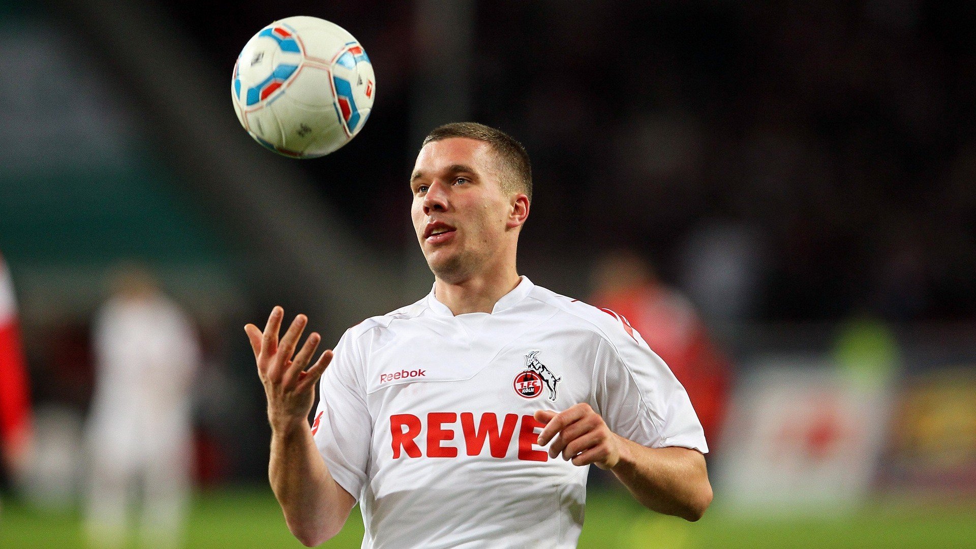 埃弗顿前场拼抢频繁打乱对方部署,埃弗顿中场